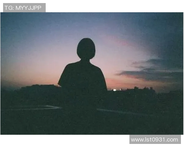 漫画风格的足球明星背影照片展现运动魅力与个性风采 漫画风格的足球明星背影照片展现运动魅力与个性风采